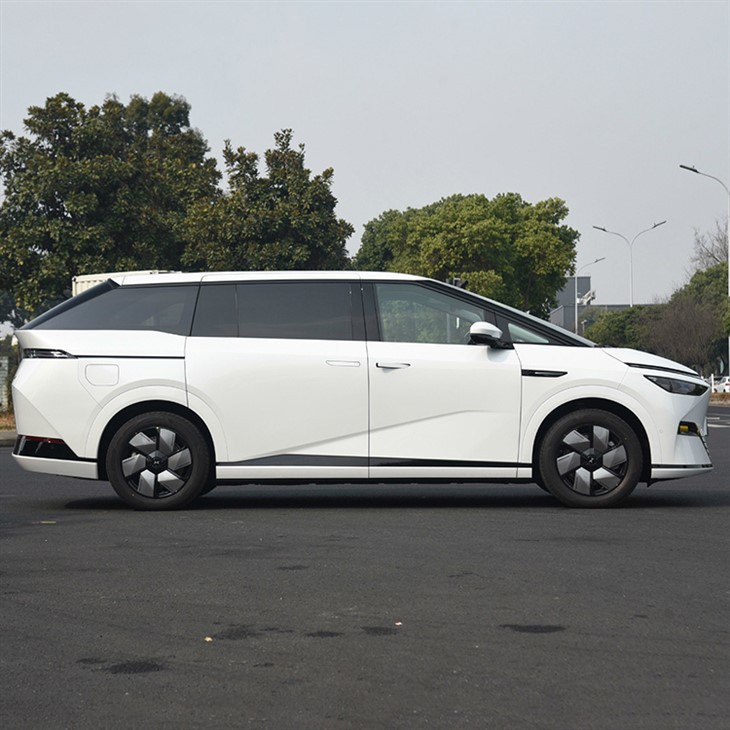 XPeng X9 2WD Long Range Electric MPV